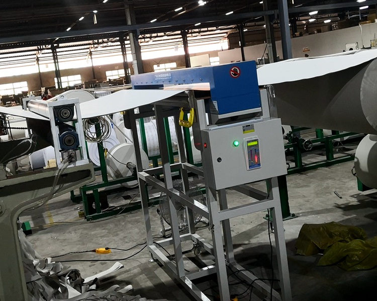 1.8米寬幅檢針機(jī)紙品廠使用現(xiàn)場3.jpg