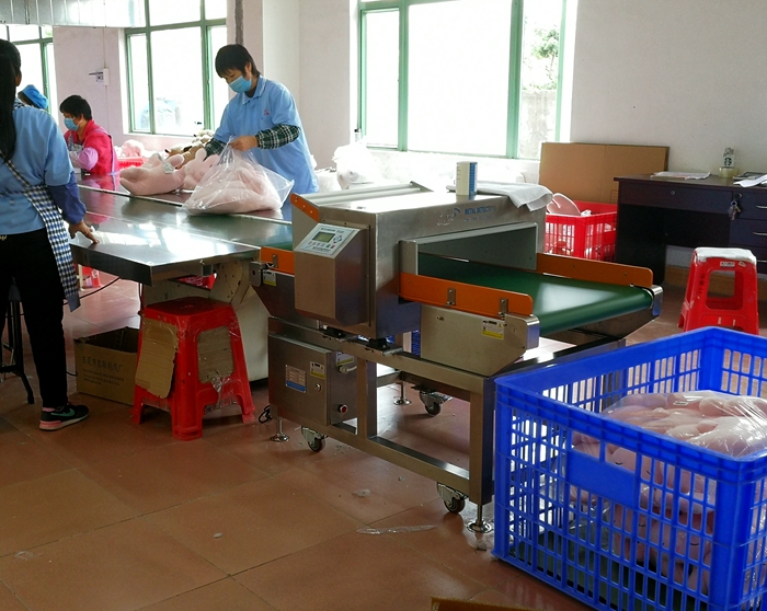 源康毛絨玩具壓縮導(dǎo)入型金屬檢測(cè)機(jī)2.jpg
