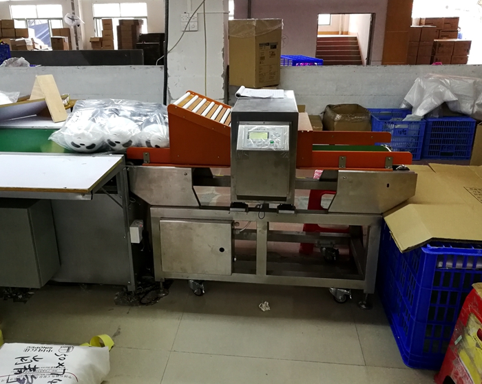 源康毛絨玩具壓縮導(dǎo)入型金屬檢測(cè)機(jī)6.jpg